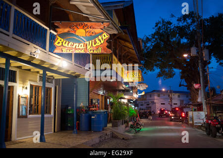 Panama, Bocas del Toro Provincia, Isola del colon (Isla Colon), Main Street. Bocas del Toro, Panama di notte. Ristoranti e hotel Foto Stock