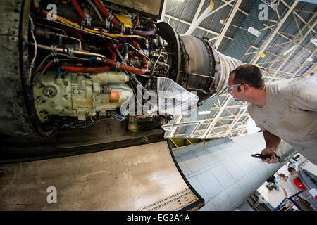 Il personale Sgt. Michael Griggs controlla il suo lavoro su un puntone filo di sicurezza in un A-10C Thunderbolt II a Moody Air Force Base, Ga., Agosto 12, 2014. Griggs è una propulsione aerospaziale artigiano con il ventitreesimo componente squadrone di manutenzione. Gli aeromobili sono inviati alla fase hangar ogni 500 e 1000 ore per ispezioni di profondità. Airman 1. Classe Ryan Callaghan Foto Stock