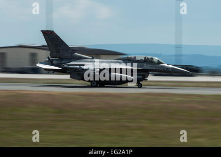 Un F-16 Fighting Falcon terre Giugno 30, 2014, sulla Spangdahlem Air Base, Germania. Il velivolo ha restituito dalla formazione integrata con gli alleati della NATO in Polonia come parte della persistente presenza la missione in Europa orientale e sono stati sostituiti da U.S. Air Force C-130J Super Hercules aeromobili cargo. La F-16 è assegnata la cinquantaduesima Fighter Wing. Il personale Sgt. Chad Warren Foto Stock