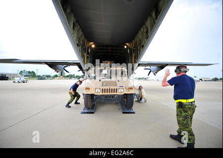 Avieri assegnato alla contingenza 621st ala risposta dal giunto di baseGuire-Dix Mc-Lakehurst, N.J., lavorare a fianco del Canadian Royal Air Force porta antenna aviatori per il carico di un veicolo su una esecuzione CRAF C-130J Hercules ad Alessandria aeroporto internazionale, ad Alessandria, La., durante la predisposizione comune centro di formazione la rotazione 13-09, e il agosto 21, 2013. Il canadese Royal Air Force fornito C-130J e C-17 Globemaster II aeromobili per supportare il grande esercizio. Tech. Sgt. Parker Gyokeres Foto Stock