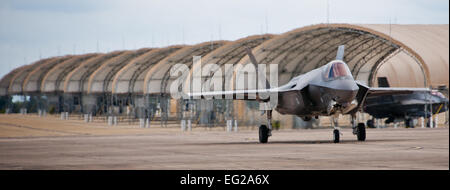 Un F-35un fulmine II taxi giù per la trentatreesima Fighter Wing flightline dopo una sortita a Eglin Air Force Base, Fla. Air Force F-35s costituiscono la maggioranza delle joint strike fighter situato sulla base. Samuel King Jr. Foto Stock