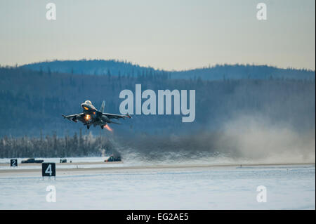 Uno dei 14 U.S. Air Force F-16 Fighting Falcon aeromobili con la XVIII Aggressor Squadron decolla da Eielson Air Force Base in Alaska, poco dopo l'alba Gen 17, 2015, in transito a Hickam Air Force Base, Hawaii, e Andersen Air Force Base, Guam per partecipare alla sentinella Aloha e far fronte a nord esercizi. Più di 150 i manutentori manterrà gli aggressori in aria durante gli esercizi, che sono destinati a preparare U.S. Avieri, marinai e marines lungo con i partner della coalizione nel Pacifico teatro delle operazioni per le operazioni di emergenza in caso di necessità. da Tech. Sgt. Giuseppe Swaffor Foto Stock