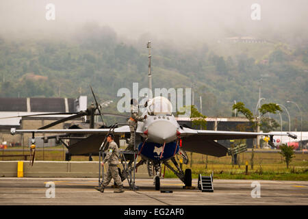 Un capo equipaggio pulisce la tettoia di un F-16 Fighting Falcon Agosto 12, 2014, durante l'esercizio, Relampago 2014, a Rionegro, Colombia. Relampago è un combinato di aria impegno di cooperazione con la Colombia. Avieri e F-16s stanno partecipando alla prima grande joint-aria opportunità di formazione sotto gli auspici della Carolina del Sud la Guardia Nazionale è stato il programma di partenariato con il paese di Colombia. Il capo equipaggio è assegnato a La Carolina del Sud ANG's 169Manutenzione aeromobili squadrone. Tech. Sgt. Jorge Intriago Foto Stock