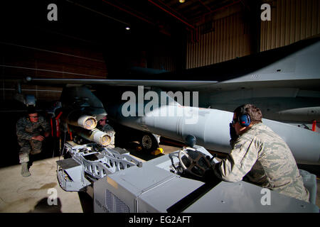 Stati Uniti Air Force Senior Airman James Mullen diritto dal New Jersey Air National Guard il 177th Fighter Wing opera un disturbatore del carico del veicolo un GBU-12 Paveway II su un F-16C Fighting Falcon assistita da Master Sgt. Keith Williams center e Airman 1. Classe Andrew Finnegan sinistra durante il giorno uno del carico annuale crew concorrenza il 9 gennaio a Atlantic City Air National Guard Base, N.J. Mullen, Williams e Finnegan sono aeromobili sistemi di armamento specialisti assegnati alla 177th Manutenzione aeromobili squadrone. Tech. Sgt. Matt Hecht Foto Stock