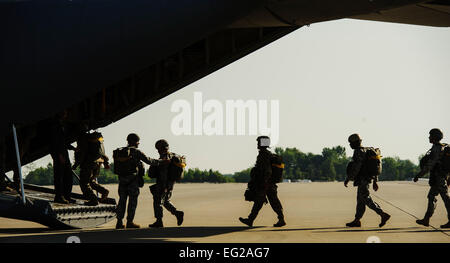 Stati Uniti I soldati dell esercito, 5a delle forze speciali Gruppo, carico su una C-130J Super Hercules a Fort Campbell, Ky., 20 maggio 2014. 5 SF è in conduzione static line jump training con la 39th Airlift Squadron da Dyess Air Force Base in Texas. Il personale Sgt. Jonathan Snyder Foto Stock