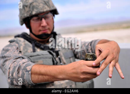 Tech. Sgt. Randall Disch, 99th il combattimento a terra Training Squadron combat arms istruttore, rilascia il PIN di sicurezza di un M-67 granata a frammentazione durante la M-67 granata a frammentazione classe di formazione il 30 agosto 2014, a Bandiera Argento alfa, Nev. Questa è l' ultima volta il corso si svolgerà a Bandiera Argento. Il prossimo anno il corso sarà consolidato con gli Stati Uniti Esercito a Fort Bliss, Texas. Airman 1. Classe Christian Clausen Foto Stock