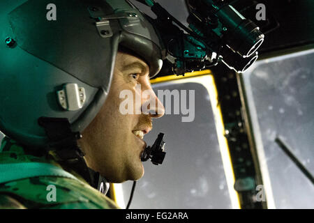 Il Mag. Kurt Wampole, 774th Airlift Expeditionary Squadron pilota, reagisce dopo il suo equipaggio ha completato con successo un paio di late night antenna gocce di carico a bordo di una C-130H Hercules a Bagram Airfield, Parwan Provincia, Afghanistan, 7 ottobre, 2013. L'equipaggio consegnati 32 fasci cargo durante due viaggi in remote zone di caduta nella provincia di Ghazni, Afghanistan. Wampole, a Rialto, California native, è distribuito da Little Rock Air Force Base, Ark. Il USAF foto/Master Sgt. Ben Bloker Foto Stock