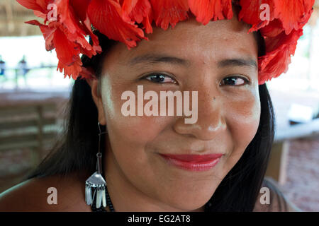 Ritratto di ragazza nativa embera nel villaggio dei nativi Indiani della tribù Embera, Embera Village, Panama. Panama Embera persone in Foto Stock