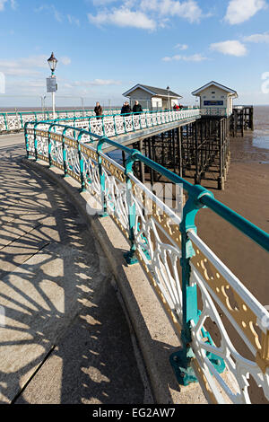 Ringhiere sul rinnovato molo vittoriano a Penarth, Wales, Regno Unito Foto Stock