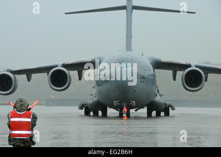 Un 105Airlift Wing manutentore segnali piloti di un C-17 Globemaster III per tenere i freni motori durante la corsa per un ritardo di volo del mattino a Stewart Air National Guard Base, N.Y., Ottobre 19, 2012. Tech. Sgt. Michael OHalloran Foto Stock