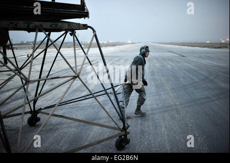 Airman 1. Classe Giordania Berarducci trascina un cavalletto di manutenzione in posizione prima di ispezionare il motore dei livelli di olio su una C-5M Super Galaxy Gen 27, 2013, a Camp Marmal, Afghanistan. Il velivolo è assegnato alla 436th Airlift Wing alla Dover Air Force Base, Del., e viene distribuito per assistere con la rotazione programmata di due Stati Uniti Aviazione esercito task force. Berarducci è una manutenzione aeromobili apprendista assegnato alla 436th Airlift Wing a Dover AFB, Del. Tech. Sgt. Parker Gyokeres Foto Stock