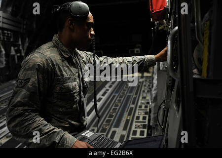 Airman 1. Classe Cornelio concedere un capo equipaggio con il 437th Manutenzione aeromobili squadrone, apre la rampa di carico porta a risolvere i problemi con il naso il puntone del C-17 Globemaster III a base comune, Charleston S.C., Febbraio 9, 2015. Concessione mantiene strutture di aeromobili, sistemi, componenti e attrezzature di supporto--tutti mentre si lavora swing shift. Spostamento di rotazione per la concessione dura dalle 15.00 alle 23.00 Tech. Sgt. Marco Pittman Foto Stock