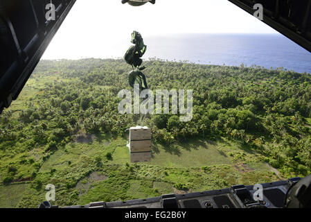 A basso costo e bassa altitudine fascio esce dalla rampa di un C-130 Hercules dic. 13, 2013, durante una missione di airdrop oltre gli Stati Federati di Micronesia durante il funzionamento caduta di Natale. Quest anno segna il 62° anno di funzionamento della caduta di Natale, che ha avuto inizio nel 1952, il che la rende la più lunga del mondo-esecuzione di airdrop missione. Ogni dicembre, C-130 equipaggi dal 374 Airlift Wing a Yokota Air Base, Giappone, partner con la trentaseiesima ala avieri presso Andersen Air Force Base, Guam, al cibo airlift, forniture e giocattoli per gli isolani in tutta Micronesia. 2 Lt. Jake Bailey Foto Stock