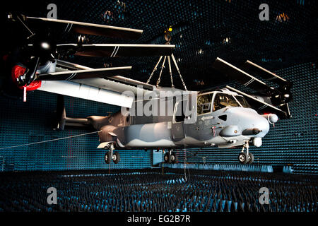 Un CV-22 Osprey, volato da 8 Special Operations Squadron, appeso in camera anecoica presso il Comune di integrazione di preflight di munizioni e sistemi elettronici hangar Eglin Air Force Base, Fla., 6 marzo 2012. Samuel King Jr. Foto Stock