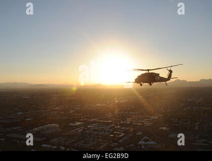 Un HH-60 Pavehawk dal cinquantacinquesimo squadrone di salvataggio a Davis-Monthan Air Force Base, Ariz., vola su Tucson durante il supplente di inserimento e di estrazione della formazione con il pararescuemen del 48th Rescue Squadron, nov. 13, 2013. 1Lt Sarah Ruckriegle Foto Stock