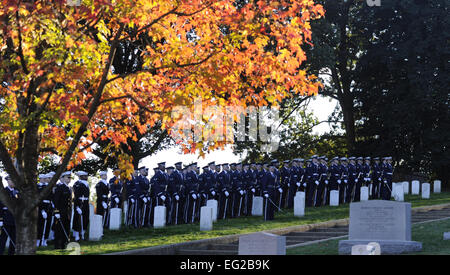 Gli Stati Uniti Air Force e la marina Guardia d'Onore Drill Team rendere omaggio ai pensionati gen. David C. Jones come egli è prevista al resto ott. 25, 2013, presso il Cimitero Nazionale di Arlington, Virginia Jones serviti quattro anni come capo di Stato Maggiore delle Forze aeree dal 1974 al 1978 fino a quando è stato nominato come presidente del Comune di capi di Stato Maggiore, 21 giugno 1978. Come presidente, ha servito come senior consigliere militare del Presidente, il Consiglio di sicurezza nazionale e il segretario della difesa. Durante la Guerra di Corea, Jones è stato assegnato a un squadrone di bombardamento dove ha accumulato più di 300 ore di volo su missioni oltre a nord Kore Foto Stock