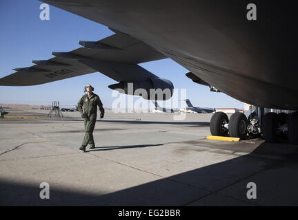 Tech. Sgt. Francisco Guerrero-Vasquez, tecnico di volo con la 312Airlift Squadron, esegue una ispezione pre-volo di un C-5B Galaxy 11 Agosto, 2014, a Travis Air Force Base in California La C-5 Galaxy è un pesante airlifter con la serie intercontinentale. È il più grande degli Stati Uniti di aeromobili militari, in grado di trasportare più di 270.000 libbre di carico. Lt. Col. Robert Couse-Baker Foto Stock