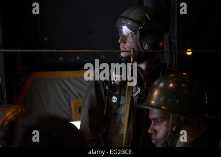 Stati Uniti Air Force Senior Airman Chris Cofer, un loadmaster assegnato alla XXXVI Airlift Squadron a Yokota Air Base, Giappone, monitora un calo del personale durante la fase di esercizio di far fronte sud nei pressi di Sylhet, Bangladesh, Gennaio 24, 2015. Far fronte a sud è un Pacific Air Forces-sponsorizzato, bilaterali tactical airlift esercizio condotti in Bangladesh, con un focus sulla cooperativa Operazioni di volo, di giorno e di notte a basso livello di navigazione, tactical airdrop e aria-terra missioni come pure oggetto di scambi di esperti nei campi di operazioni di manutenzione e di armamento discipline. 1Lt. Jake Bailey Foto Stock