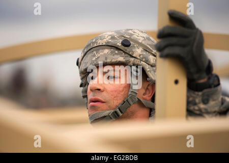 Stati Uniti Air Force Master Sgt. Alejandro Rojas, xviii di medicina aeronautica squadrone di evacuazione Servizio di medicina aeronautica artigiano, assembla una tenda durante il Joint Readiness Training Center 14-05 formazione a Fort Polk, La., Marzo 14, 2014. Il JRTC fornisce U.S. le unità militari e personale con realistica di pre-distribuzione di scenari di formazione in tutti gli aspetti del conflitto armato. Tech. Sgt. Matthew Smith Foto Stock