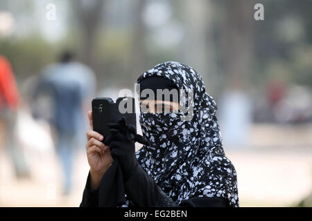 Dacca 14 Febbraio 2015.giovani ragazze musulmane di scattare una foto con un telefono cellulare in corrispondenza di Shohrawardi Uddan. a Dhaka. Foto Stock
