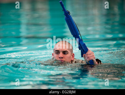 Un ranger del corso di valutazione studente completa la sopravvivenza dell'acqua parte del corso presso la piscina comunale di Las Vegas, Nev., Ottobre 2, 2014. Durante questa parte della prova, gli studenti sono tenuti a conservare le loro teste e le armi al di sopra della superficie dell'acqua. Le due settimane di corso si sviluppa un studente la capacità di condurre e il comando sotto pesante mentale, emozionale e stress fisico. Airman 1. Classe Thomas Spangler Foto Stock