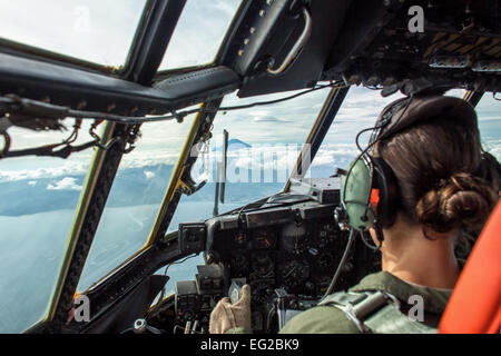 Il cap. Taylor Rigollet, 36th Airlift Squadron, piloti un C-130 Hercules over Sagami Bay, Ottobre 8, 2013. Settimana di preparazione si concentra su Yokota professionale della missione di trasporto aereo e gli avieri in via di sviluppo la possibilità di supportare ogni contingenza nel Pacifico. Osakabe Yasuo Foto Stock