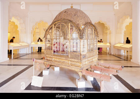 Jodhpur, Rajasthan, India. Mehrangarh Fort museum. View of the Grand Palanquin Foto Stock