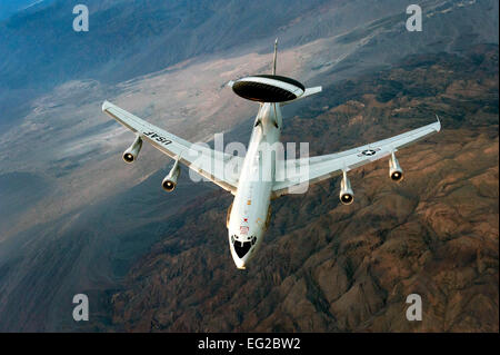 Un'E-3 Sentry airborne warning e sistema di controllo aereo a svettare su Nevada dopo una missione di rifornimento durante l'esercizio Flag-West Verde 13-02 presso la Base Aerea Militare di Nellis Nev., nov. 1, 2012. Il velivolo è assegnato al 963rd Airborne Air Control Squadron a Tinker Air Force Base, Okla. Val Gempis Foto Stock