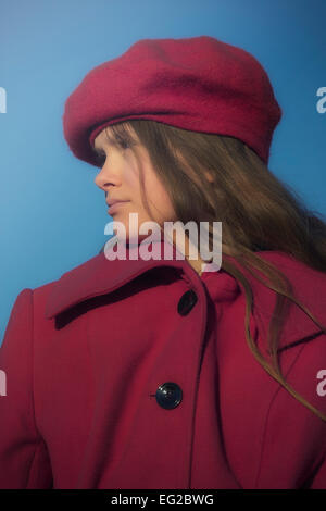 Ritratto di una giovane ragazza con rivestimento rosso e Red Hat Foto Stock