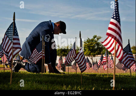 Master Sgt. Robert LillMaster Sgt. Robert Lilly paga i suoi rispetti per un veterano caduti Maggio 28, 2013, presso la Southern Nevada Veterans Memorial Cemetery, Boulder City, Nev. Lilly e altri aviatori di Nellis Air Force Base, Nev., volontariamente il loro tempo per posizionare flags over veterani cemetery plots per il weekend del Memorial Day. Lilly è un 57th gruppo Operations joint Tactical air controller. Senior Airman Daniel Hughes Foto Stock