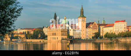 Il bellissimo panorama di Praga Città Vecchia e il ponte Carlo dal fiume Moldava Foto Stock