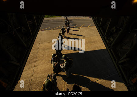 Stati Uniti I soldati dell esercito, 5a delle forze speciali Gruppo, carico su una C-130J Super Hercules a Fort Campbell, Ky., 20 maggio 2014. 5 SF è in conduzione static line jump training con la 39th Airlift Squadron da Dyess Air Force Base in Texas. Il personale Sgt. Jonathan Snyder Foto Stock