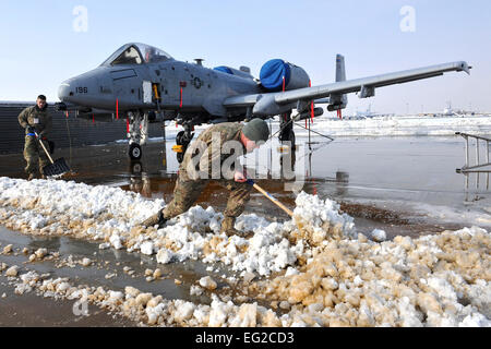 Membri della 455th Expeditionary Manutenzione aeromobili squadrone chiaro neve attorno ad un A-10 Thunderbolt II a Bagram Air Field, Afghanistan, Gennaio 13, 2013. Senior Airman Chris Willis Foto Stock