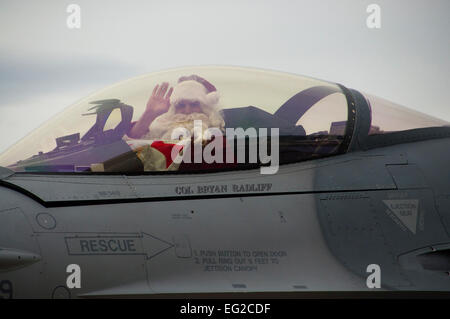 Santa, giocato da Col. Bryan Radliff, arriva in un'U.S. Air Force F-16 Fighting Falcon Fighter Aircraft per la 419th Fighter Wing festa di Natale alla Hill Air Force Base in Utah, Dicembre 2, 2012. Radliff è il 419th FW commander. Senior Airman Crystal Charriere Foto Stock