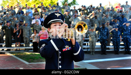 Il personale Sgt. Brenna Dooley suona "TAP" sul riduttore laterale durante il 2012 9/11 Rimembranza cerimonia al Scott Air Force Base, Ill, Sett. 11, 2012. Dooley è con gli Stati Uniti Air Force Band del Mid-America. Il personale Sgt. Stephenie Wade Foto Stock