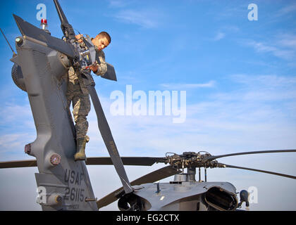 Tech. Sgt. Christopher Dominguez conduce un HH-60G Pavehawk elicottero rotore di coda ispezione nov. 26, 2013, a Moffett Federal Air Field, California I manutentori può essere incaricato di mantenere più velivoli e i tipi di motore. Dominguez è assegnato per la 129Rescue ala squadrone di manutenzione. Senior Airman John D. Pharr III Foto Stock