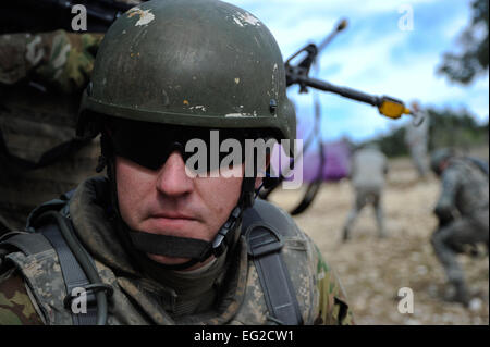 Il Mag. Kevin McDonough, combattere gli avieri Skills Training studente, tiene il coperchio durante un urbano esercizio di operazioni su base comune San Antonio-Camp Bullis, Texas, nov. 14, 2013. Il cast è stato progettato da aria di istruzione e di formazione comando per standardizzare la pre-deployment Combat training per il personale dell'Air Force. Airman 1. Classe David R. Cooper Foto Stock