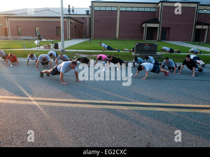 Stati Uniti Air Force Chief Master Sgt. David Kelch, XXIII comando parafango chief, porta un gruppo di aviatori in pushups dopo una Forza Aerea compleanno 5K eseguire sett. 18, 2014, a Moody Air Force Base, Ga. Kelch incoraggiato il 5K ai partecipanti di unirsi a lui in onore della Air Force il sessantasettesimo compleanno, 23d stile WG, facendo 23 pushups. Senior Airman Jarrod Grammel Foto Stock