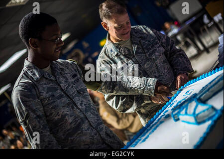 Avieri del 386aria ala Expeditionary celebrare il sessantasettesimo compleanno della United States Air Force sett. 18, 2014 al Rock. Hanno partecipato trivia challenge che ha coperto il USAF storia, una cerimonia formale e il taglio della torta con sia il più giovane e più antiche aviatori nell'unità. Il personale Sgt. Jeremy Bowcock Foto Stock