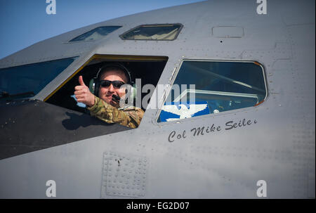 Col. Mike Seiler, 376 Expeditionary Operations Group commander, dà un pollice in alto dopo aver completato l'ultimo rifornimento volo provenienti dal Centro di Transito di Manas, Kirghizistan, Feb 24, 2014. Il KC-135 Stratotanker completato l'ultima TCM missione di rifornimento su Afghanistan prima del rifornimento di squadroni a sinistra per homestation. Senior Airman George Goslin Foto Stock