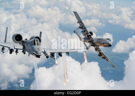 Capts. Andrew Glowa, sinistra e William Piepenbring lancio di razzi da due A-10C IIs Thunderbolt Agosto 18, 2014, al di sopra della Georgia meridionale. Entrambi i piloti sono con la 74Fighter Squadron, Moody Air Force Base, Ga. I piloti, manutentori e sostenere gli avieri garantire Moody AFB è una-10s soggiorno missione pronto per l'allenamento quotidiano sortite e implementazioni downrange. Il personale Sgt. Jamal D. Sutter Foto Stock