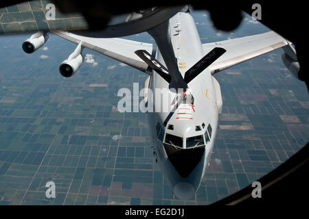 Un'E-3 Sentry AWACS si prepara per un rifornimento da un KC-135R Stratotanker 20 Agosto, 2014, su Illinois. E-3 è assegnato per la Air Force della riserva di aria 513th gruppo di controllo a Tinker Air Force Base, Okla., e il KC-135 è assegnato per la Air Force della riserva 434th Air Refuelling ala ad Aria Grissom Aggregato soggetto a riserva, ind. L'Indiana due ali battenti collaborato insieme a volare 37 i datori di lavoro delle guardie e riservisti su un 'boss lift' volto a illustrare loro i loro dipendenti' il servizio militare e di responsabilità. Tech. Sgt. Mark R. W. Orders-Woempner Foto Stock