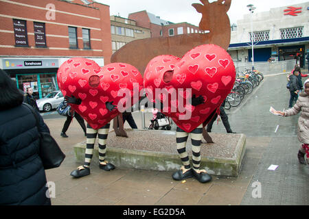 Il torneo di Wimbledon, Londra, Regno Unito. 14 Febbraio, 2015. Stoppino cuori nella città di Wimbledon come parte di San Valentino di credito: amer ghazzal/Alamy Live News Foto Stock