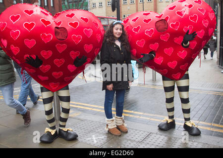 Il torneo di Wimbledon, Londra, Regno Unito. 14 Febbraio, 2015. Stoppino cuori nella città di Wimbledon come parte di San Valentino di credito: amer ghazzal/Alamy Live News Foto Stock