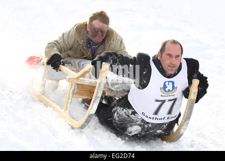 Pfronten, Germania. Xiv Feb, 2015. Partecipanti al tradizionale cornuto sled gara a testa in giù il corso sul loro sled di Pfronten, Germania, 14 febbraio 2015. La gara è considerato essere il più grande e il più antico cornuto sled gara di Allgaeu regione. Foto: KARL-JOSEF HILDENBRAND/dpa/Alamy Live News Foto Stock