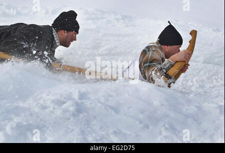 Pfronten, Germania. Xiv Feb, 2015. Partecipanti al tradizionale cornuto sled gara a testa in giù il corso sul loro sled di Pfronten, Germania, 14 febbraio 2015. La gara è considerato essere il più grande e il più antico cornuto sled gara di Allgaeu regione. Foto: KARL-JOSEF HILDENBRAND/dpa/Alamy Live News Foto Stock