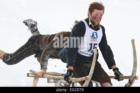 Pfronten, Germania. Xiv Feb, 2015. Partecipanti al tradizionale cornuto sled gara a testa in giù il corso sul loro sled di Pfronten, Germania, 14 febbraio 2015. La gara è considerato essere il più grande e il più antico cornuto sled gara di Allgaeu regione. Foto: KARL-JOSEF HILDENBRAND/dpa/Alamy Live News Foto Stock