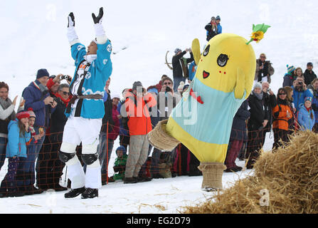 Pfronten, Germania. Xiv Feb, 2015. Due partecipanti giapponese nel tradizionale cornuto sled al traguardo di Pfronten, Germania, 14 febbraio 2015. La gara è considerato essere il più grande e il più antico cornuto sled gara di Allgaeu regione. Foto: KARL-JOSEF HILDENBRAND/dpa/Alamy Live News Foto Stock