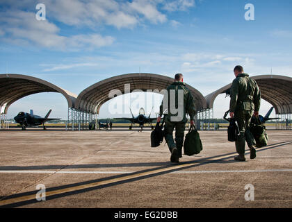 Il Mag. Gen. Jay Silveria, U.S. Air Force Warfare Center commander, passeggiate fuori da un F-35un fulmine II con Lt. Col. Matt Renbarger, 58th Fighter Squadron commander, prima che il suo ultimo volo di qualifica sett. 26, 2014, a Eglin Air Force Base, Fla. Silveria divenne il primo ufficiale generale del Dipartimento della Difesa per qualificarsi alla quinta generazione fighter. Ha completato la sua formazione con back-to-back voli e hot pit il rifornimento di carburante. Samuel King Jr. Foto Stock