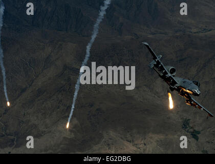 Il cap. Antonio Massara distribuisce flares da un A-10 Thunderbolt II Luglio 25, 2013, durante una missione su Asia sud-ovest. Massara è assegnato al 74Expeditionary Fighter Squadron. Il personale Sgt. Robert Barnet Foto Stock